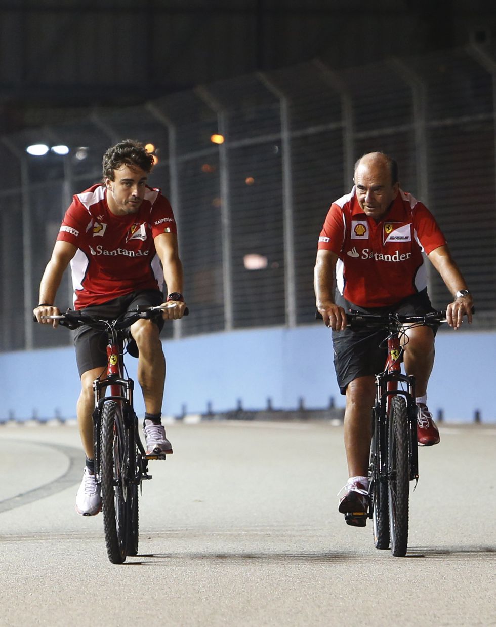 salir Lubricar Canoa Fernando Alonso, Botín y un paseo en bicicleta por Singapur - AS.com