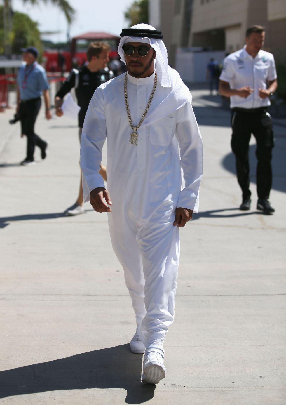 F1 | Hamilton no pasa inadvertido: llega como un jeque a Bahrein 
