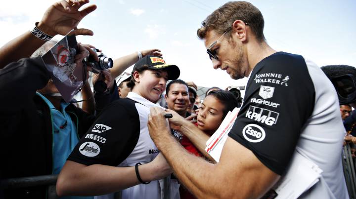 Jenson Button, piloto de McLaren Honda, firma autógrafos en Sochi.