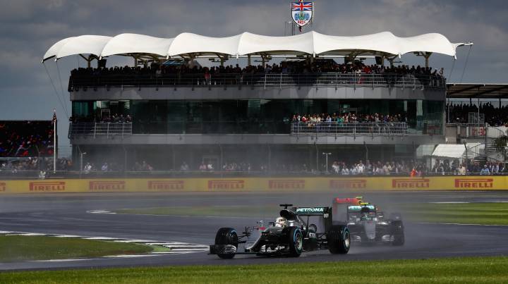 Hamilton y una doble sanción para tener dos motores extra en el Mundial de F1