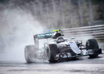 Rosberg beats Hamilton to pole in chaotic qualifying
