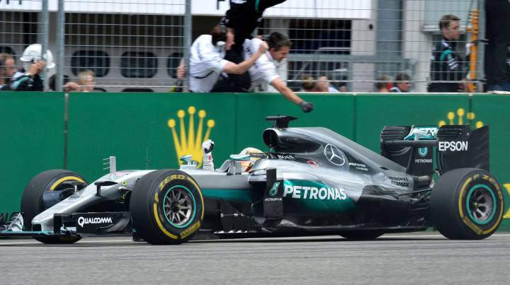 Hamilton gana en casa de Rosberg; Alonso 12º y Sainz 14º