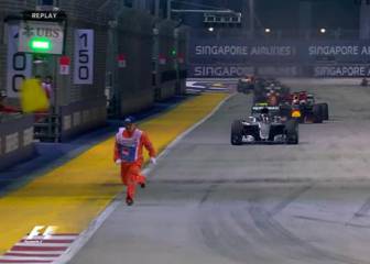 Un comisario esquiva a los coches de F1 en Singapur