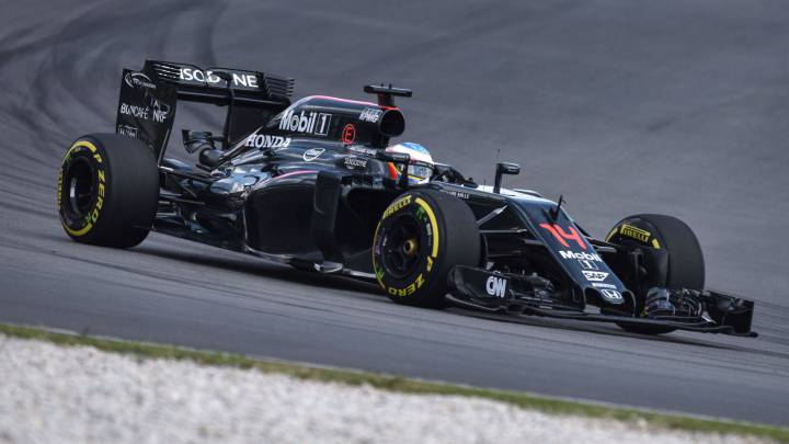 Honda acerca a Alonso a la cabeza con Hamilton primero.