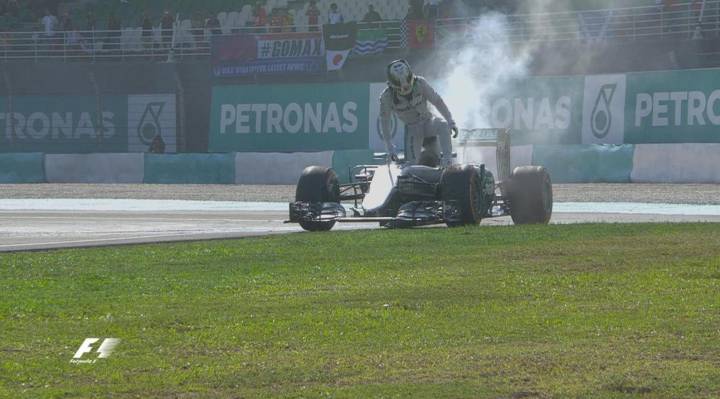 Hamilton rompe el motor de su Mercedes y abandona en la F1 de Malasia