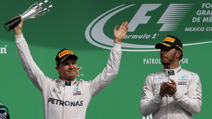 Nico Rosberg y Lewis Hamilton en el podio del GP de México 2016 de F1.