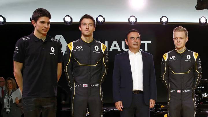 Ocon, a la izquierda. Palmer y Magnussen, junto al director ejecutivo de Renault, Carlos Ghosn.