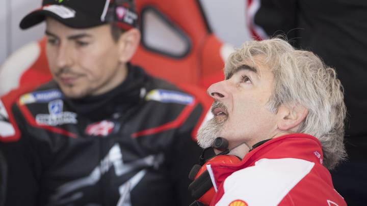 Lorenzo y Dall'Igna en el box de Ducati durante los Test de Valencia.