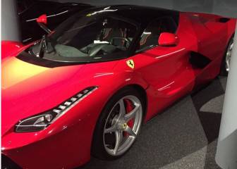 Lorenzo presume de 'LaFerrari', un coche de dos millones