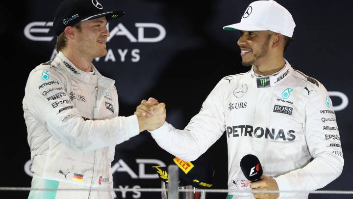 Nico Rosberg y Lewis Hamilton se saludan en el podio de Abu Dhabi.
