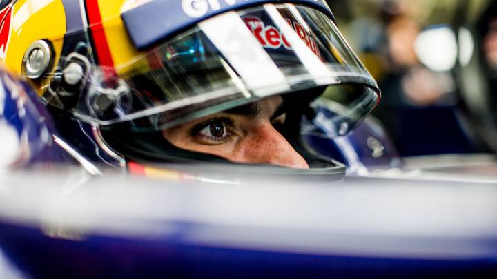 Carlos Sainz subido en su Toro Rosso.