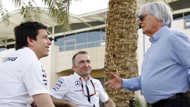 Toto Wolff y Paddy Lowe, de Mercedes, con Ecclestone. | Reuters