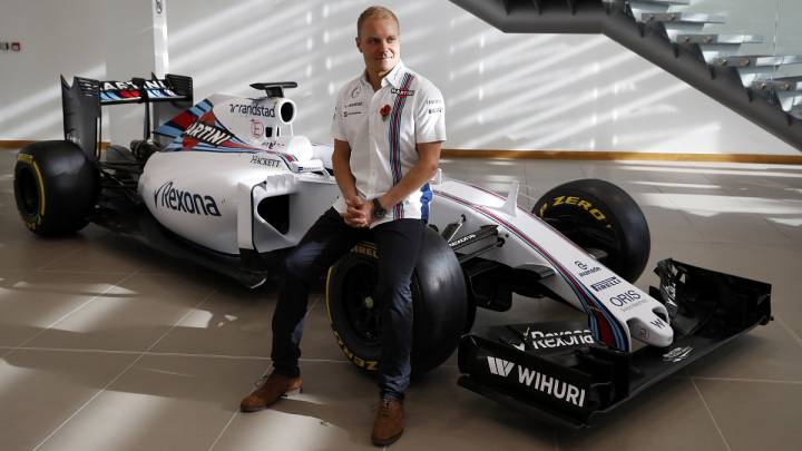 Valtteri Bottas posa con el Williams el día del anuncio de su renovación.