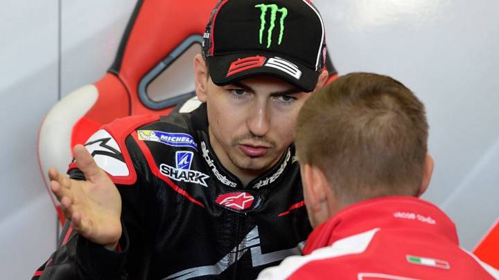 Jorge Lorenzo hablando con Casey Stoner durante el test de Valencia de MotoGP.