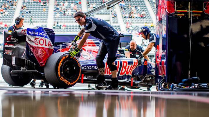 Mecánicos de Toro Rosso trabajando en el box del equipo.