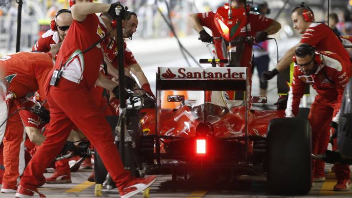 Los mecánicos de Ferrari trabajan en el pit lane con el coche de Raikkonen durante el GP de Abu Dhabi.