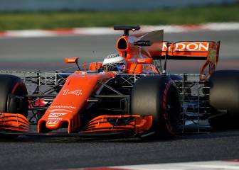 Alonso rompe el motor Honda tras una vuelta y Vettel lidera