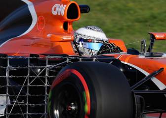 ¿Por qué lleva Alonso un casco de camuflaje en el test?