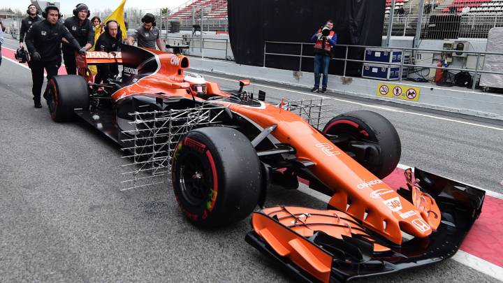 El McLaren de Vandoorne siendo empujado por los mecánicos en el pit lane.