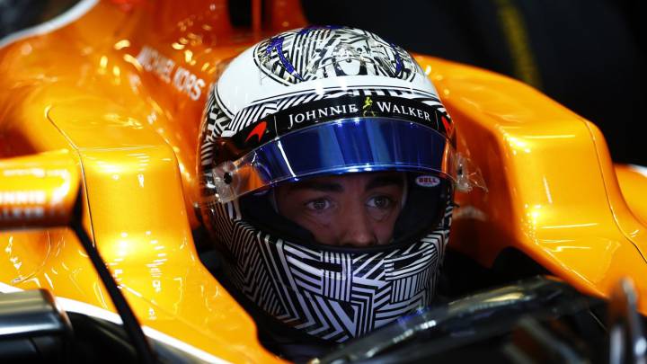 Fernando Alonso subido en el McLaren en Montmeló.
