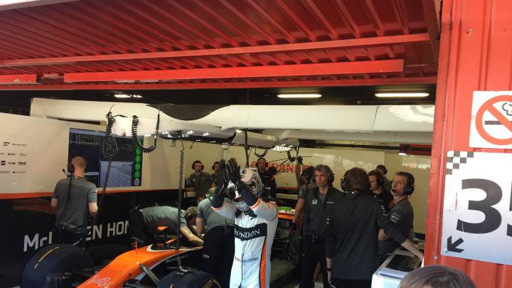 Fernando Alonso a la salida del hospitality de McLaren Honda. 