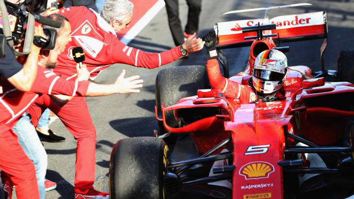 Maurizio Arrivabene y Sebastian Vettel, con el Ferrari después de ganar el GP de Australia de F1 2017.
