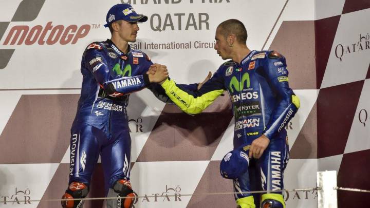Maverick Viñales y Valentino Rossi, compañeros en Yamaha, se saludan en el podio de Qatar.