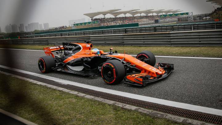 Fernando Alonso con el McLaren Honda F1 en China 2017. 