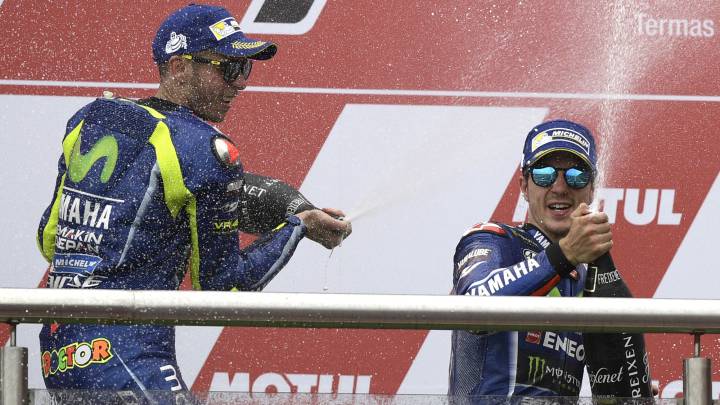 Rossi y Maverick en el podio. 