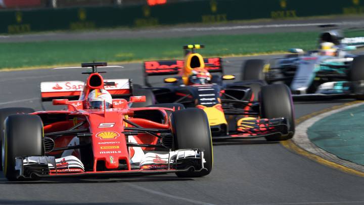Sebastian Vettel con el Ferrari por delante de Max Verstappen con el Red Bull y de Lewis Hamilton con el Mercedes.