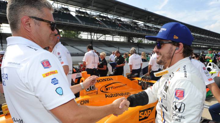 Gil de Ferran y Fernando Alonso saludándose en Indianápolis.