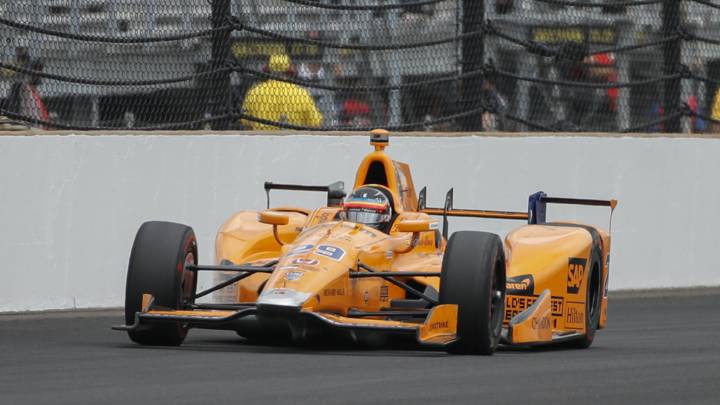 Indy 500: El motor Honda de Alonso se rompió y Serviá también abandonó tras un choque. El japonés Takuma Sato gana por primera vez en Indianapolis.