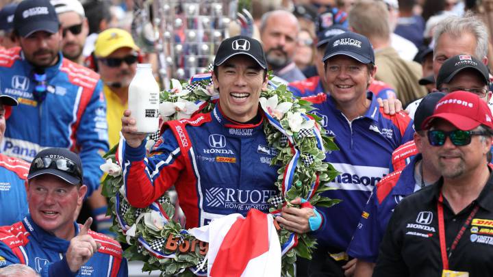 Takuma Sato celebrando su victoria en Indianapolis.