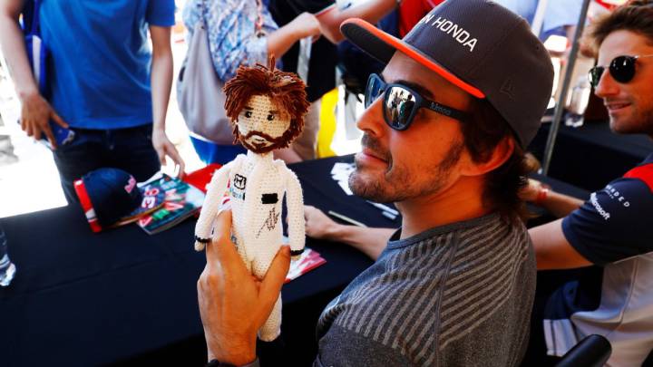 Fernando Alonso atendiendo a los aficionados en Montreal.