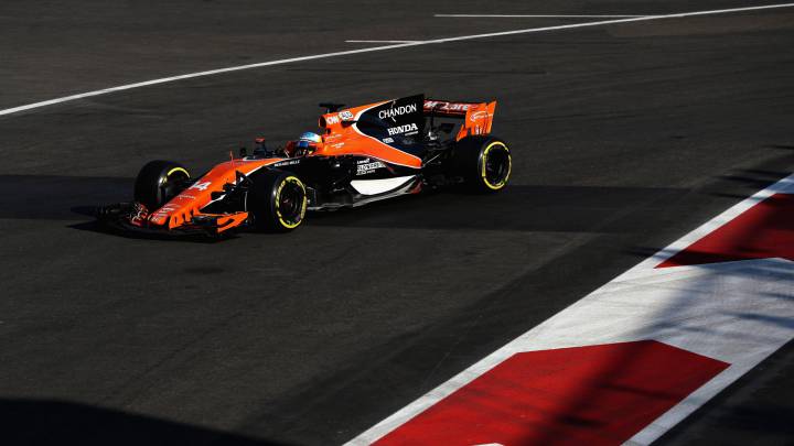 Fernando Alonso con el McLaren en Bakú.
