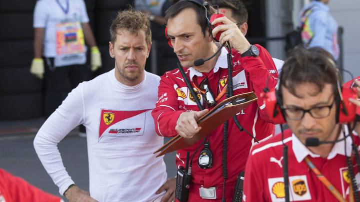 Sebastian Vettel hablando con un miembro de Ferraru durante la bandera roja que interrumpió la carrera de Bakú.