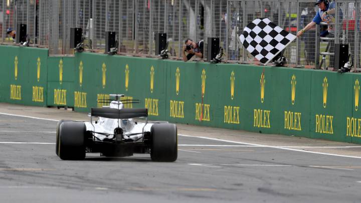 Lewis Hamilton cruzando la meta como ganador del GP de Gran Bretaña 2017.