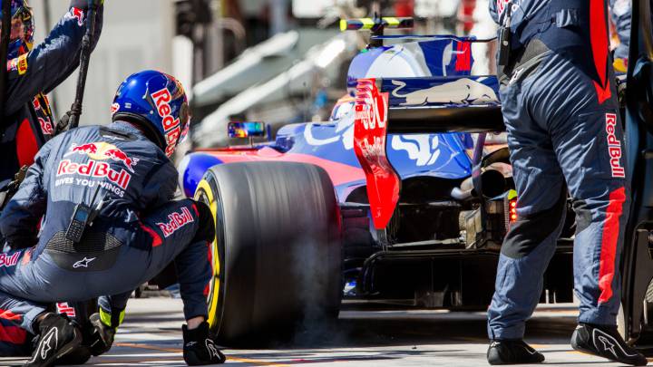 Carlos Sainz haciendo un pit stop con el Toro Rosso en Hungría.