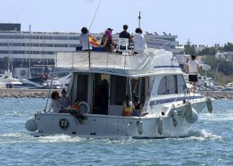 La familia de Nieto esparce parte de sus cenizas en el mar