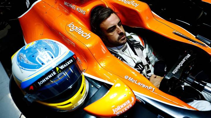 Fernando Alonso sentado en el McLaren en Monza.