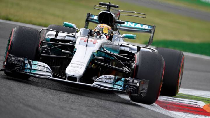 Lewis Hamilton con el Mercedes en Monza.