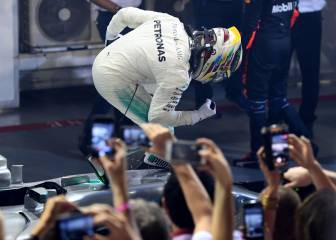 Hamilton takes advantage of chaos for Singapore victory