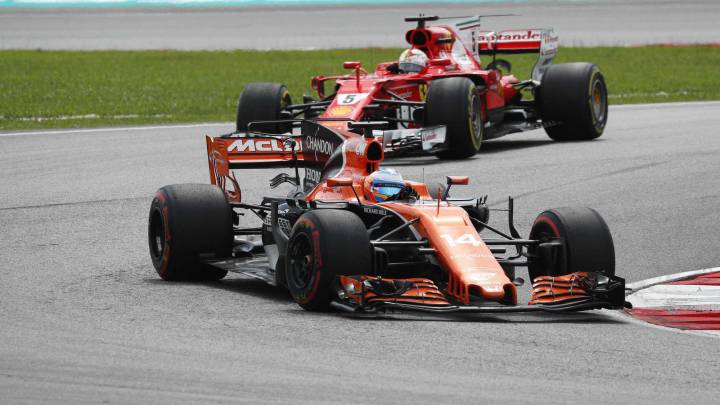 Fernando Alonso con el McLaren por delante de Sebastian Vettel y su Ferrari en Sepang.