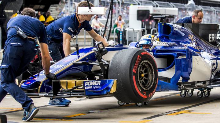 Marcus Ericsson y el equipo Sauber trabajando durante los entrenamientos libres del viernes en Austin.