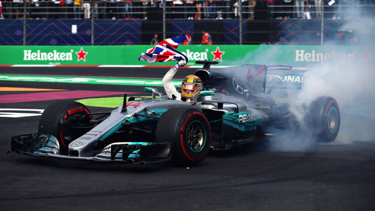 Hamilton celebra el título en México. 