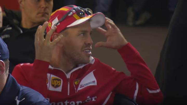 Vettel llevándose las manos a la cabeza en la reunión de pilotos de México escuchando a Hamilton.