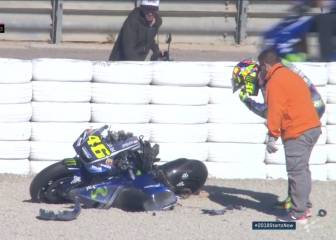 Rossi destruye la Yamaha contra las protecciones