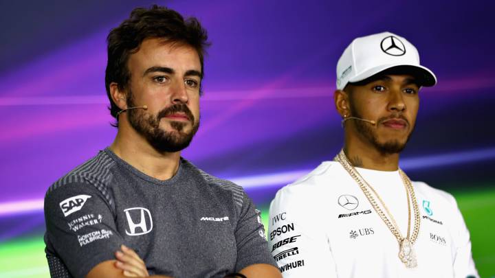 Fernando Alonso y Lewis Hamilton en una rueda de prensa de la FIA. 