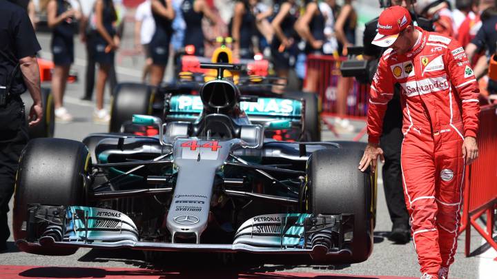 Sebastian Vettel observando de cerca el Mercedes de Lewis Hamilton.