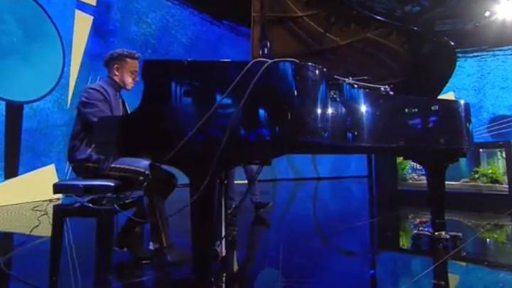 Lewis Hamilton tocando el piano en la televisión italiana.